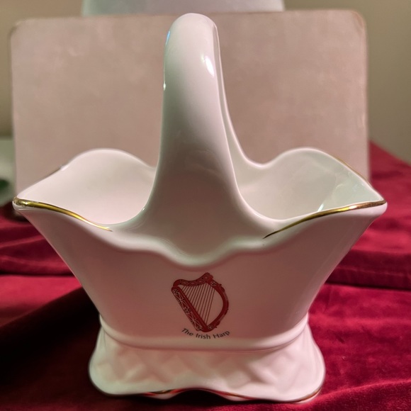 What a great addition to your home with this beautiful Irish harp on basket - Picture 1 of 3